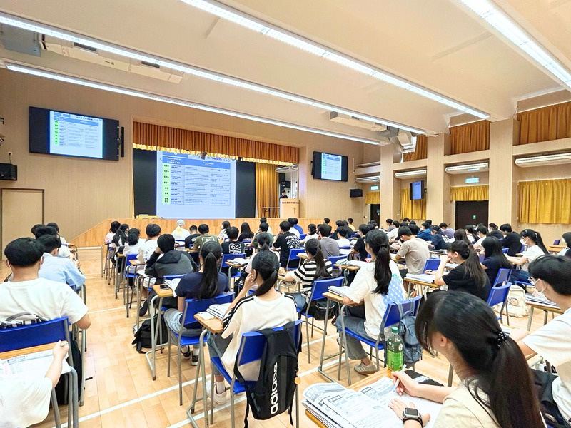 禮堂內的聯校考試精要課程 Joint-school exam-essentials class in a school hall