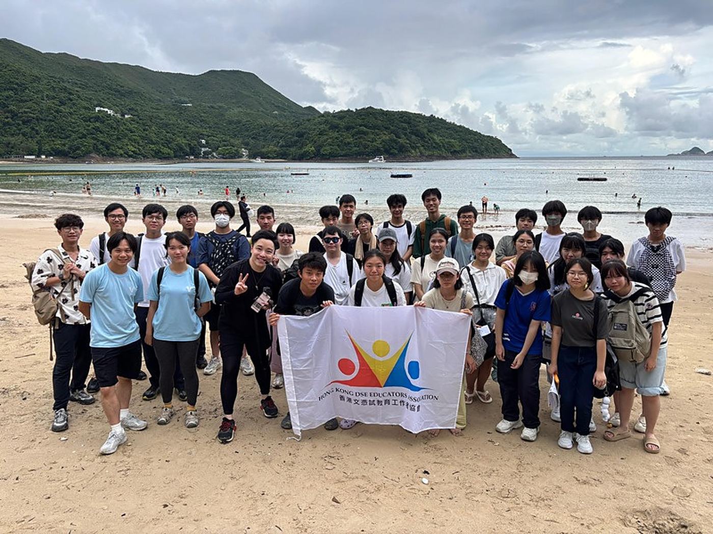 十多間中學的同學於清水灣二灘合照 Students from a dozen schools at Clear Water Bay Second Beach