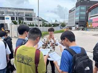 資深小組領隊 Arthur Yeung 與學生 Senior group leader Arthur Yeung with students