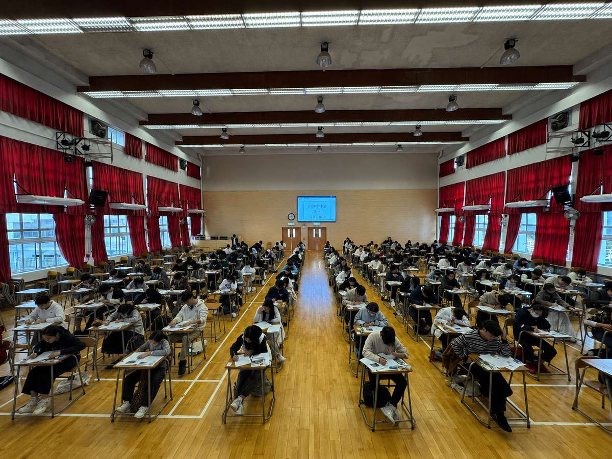 考生在禮堂內排列整齊的座位上作答