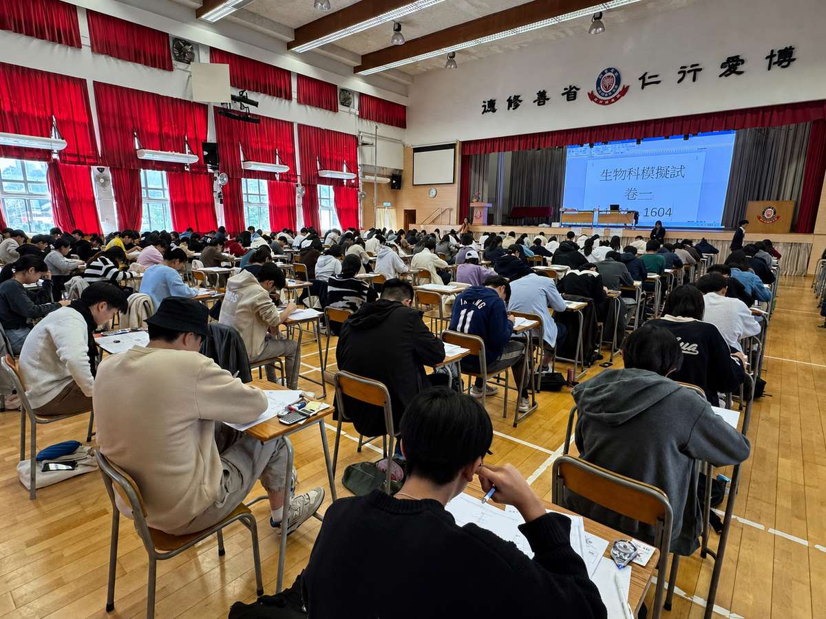 從禮堂前方拍攝，考生專心作答
