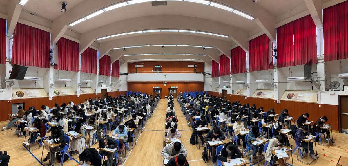 禮堂全景：兩側紅色布幕，考生分排就座