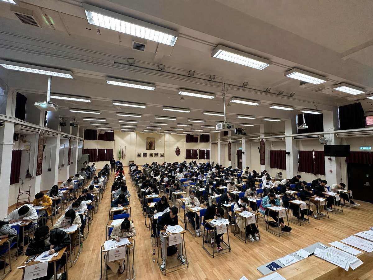 禮堂考場，考生面向舞台就座