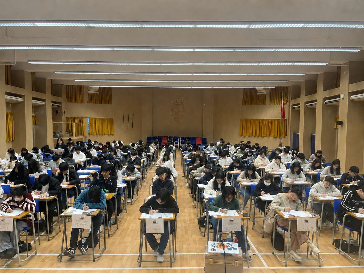 投影幕顯示考試科目及時間的禮堂