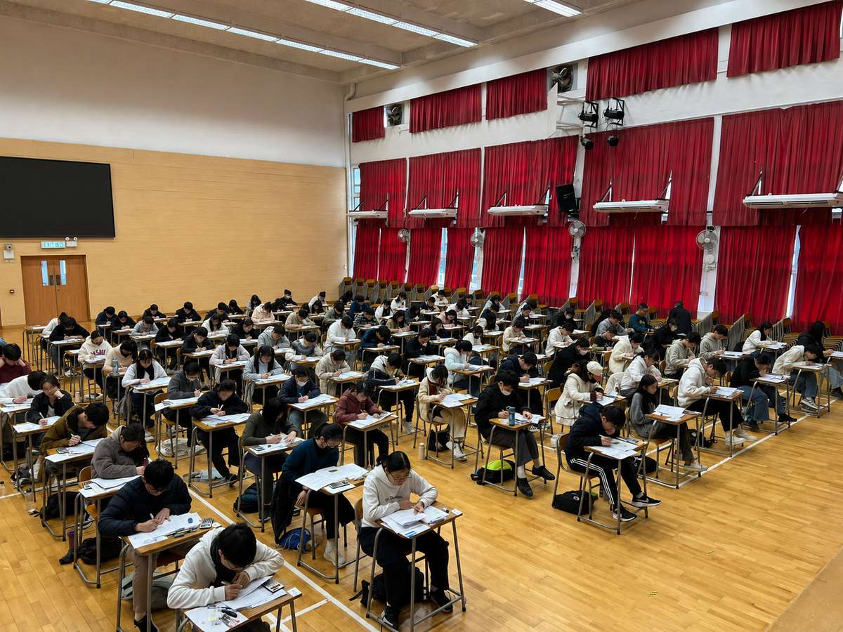 紅色布幕禮堂內考生專注作答