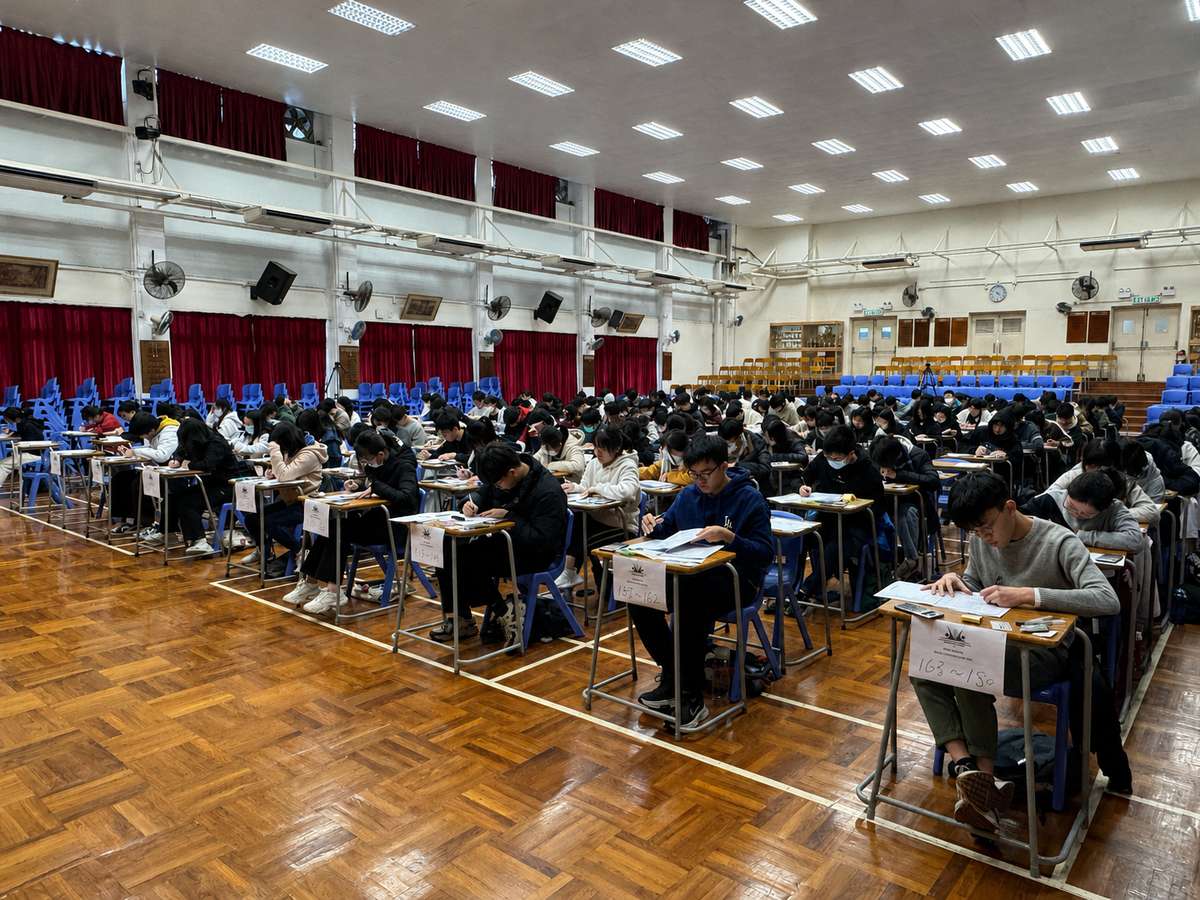 木地板禮堂，桌上放有座位編號