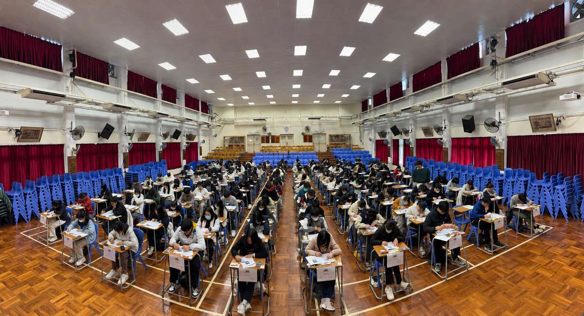 闊角拍攝的禮堂考場全景