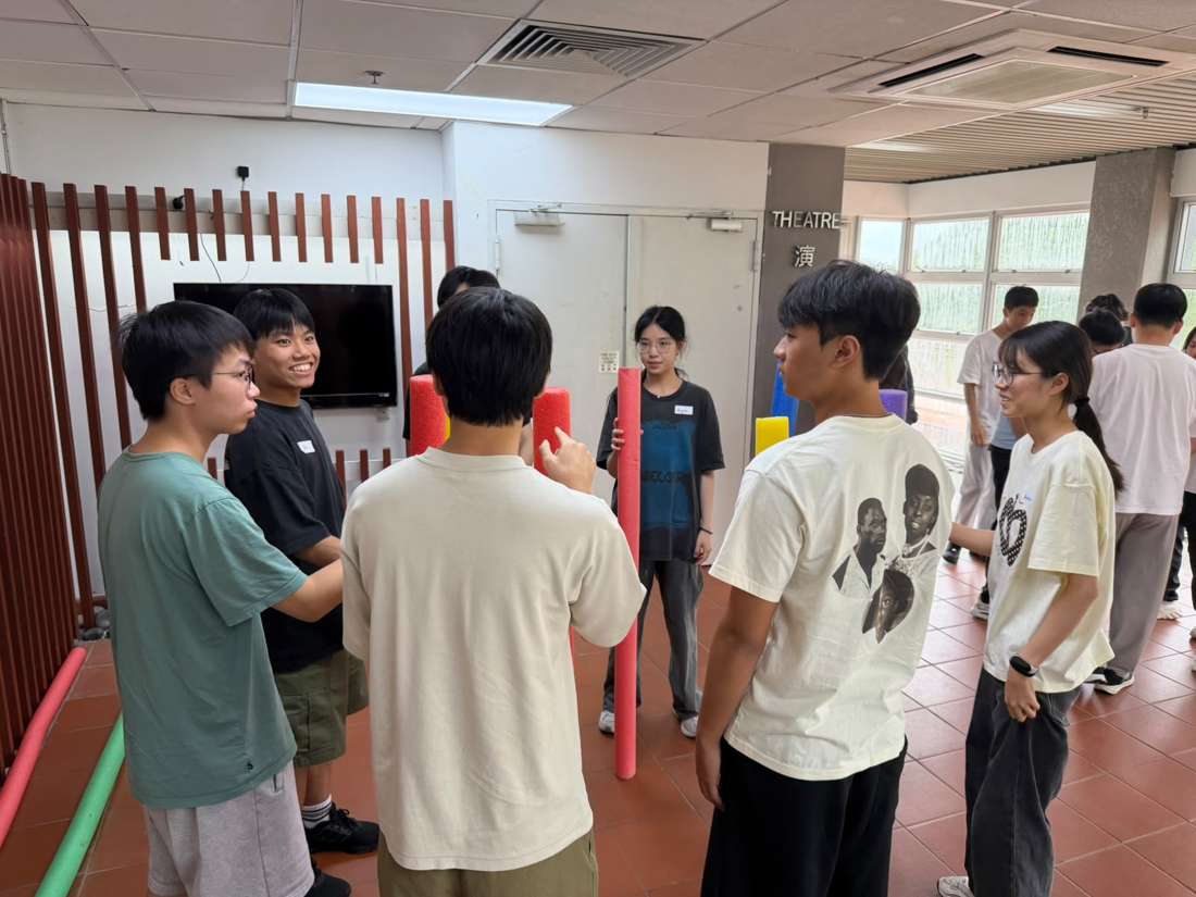 營友進行團隊合作活動