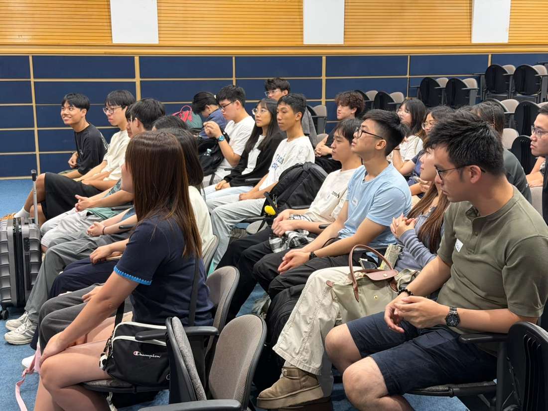 營友專心聆聽大學生活分享